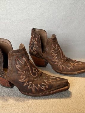 Ariat 7B Dixon Brown Embroidered Western Ankle Boots Snip Toe style 10027282